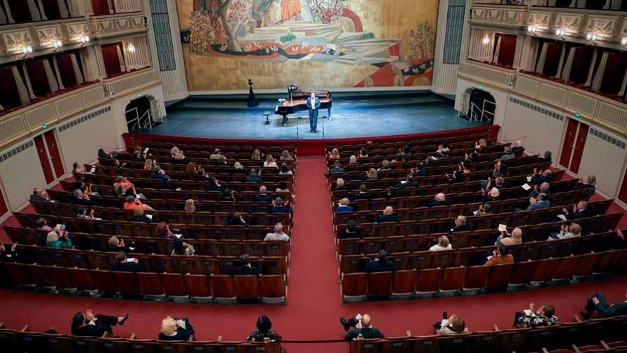 La música suena de nuevo en la Ópera de Viena, ante sólo cien espectadores