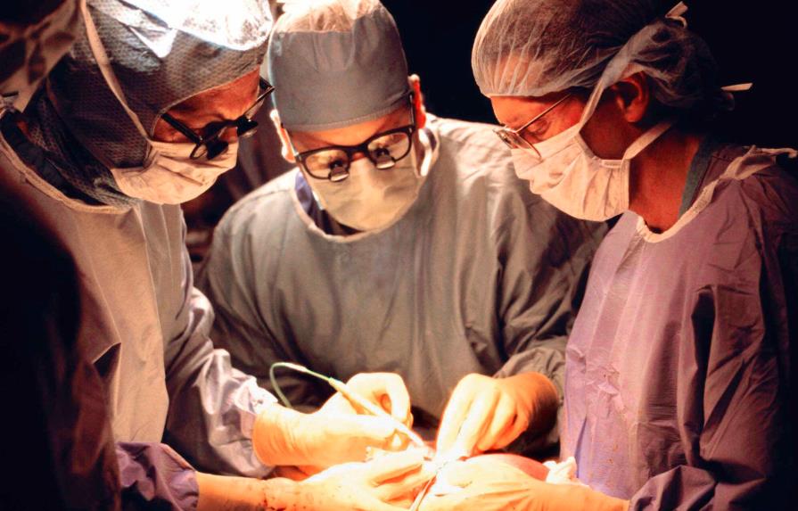 Un hombre nacido sin testículos recibe uno trasplantado de su hermano gemelo