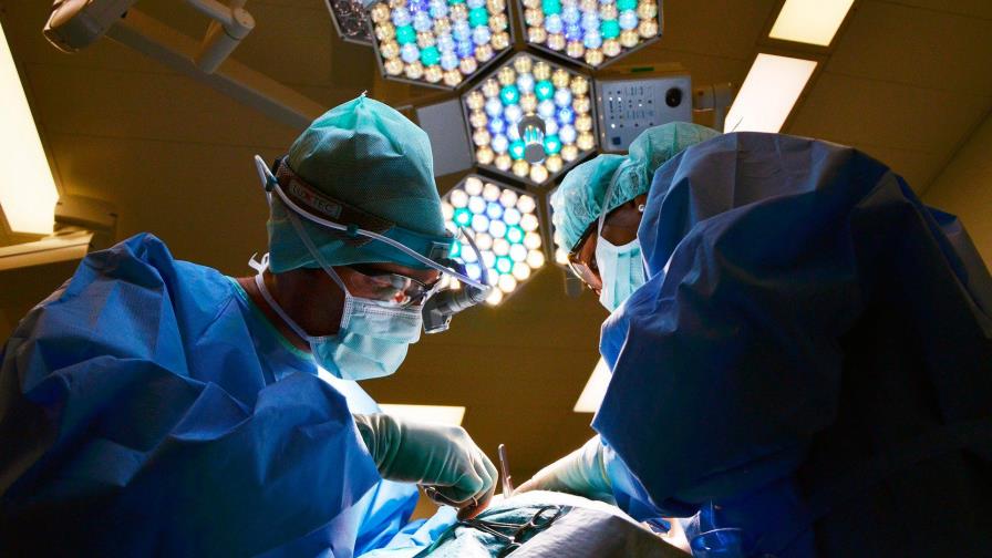 Hombre recibe un nuevo corazón mientras esposa daba a luz a su primer hijo