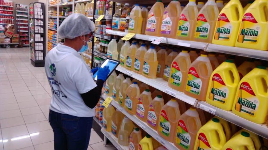 Pro Consumidor verifica precios de productos de la canasta básica en comercios 