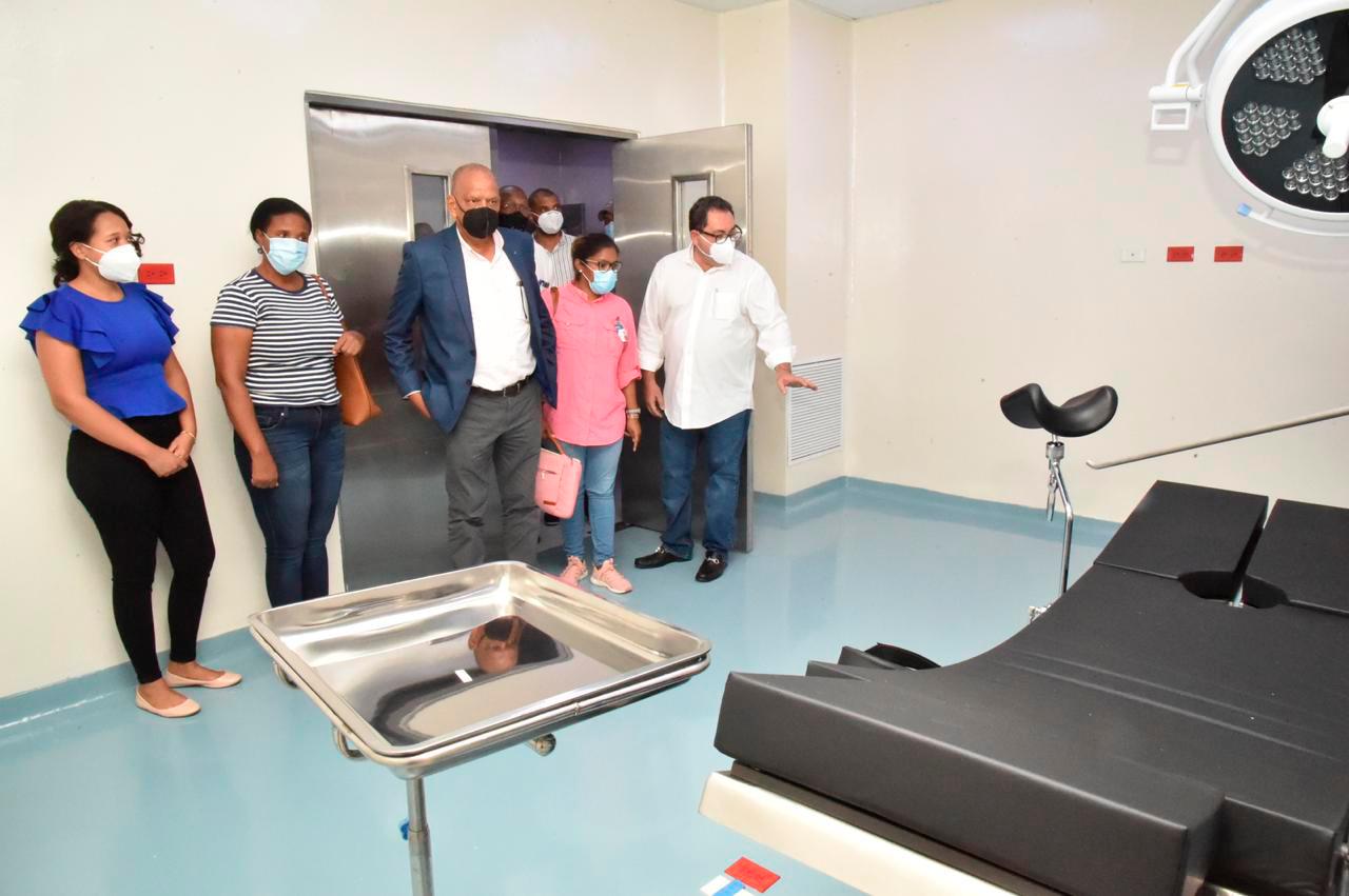 Lama realizó un recorrido por el  Hospital Provincial San Bartolomé de Neiba, donde hizo un levantamiento del personal y de los equipos que hacen falta para que el centro entre en funcionamiento. 