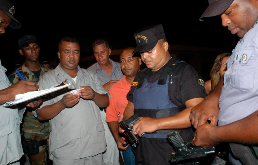 Incautan armas de fuego en negocios de Santo Domingo Este