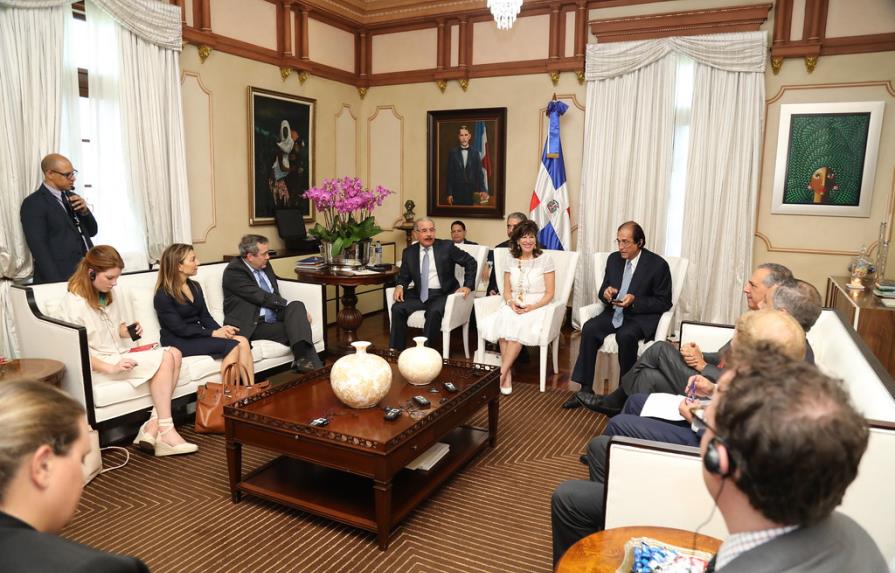 Presidente Medina recibe a CEO de empresa de inversiones privadas en el extranjero