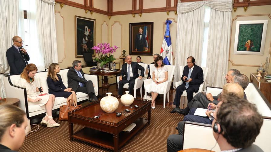 Presidente Medina recibe a CEO de empresa de inversiones privadas en el extranjero