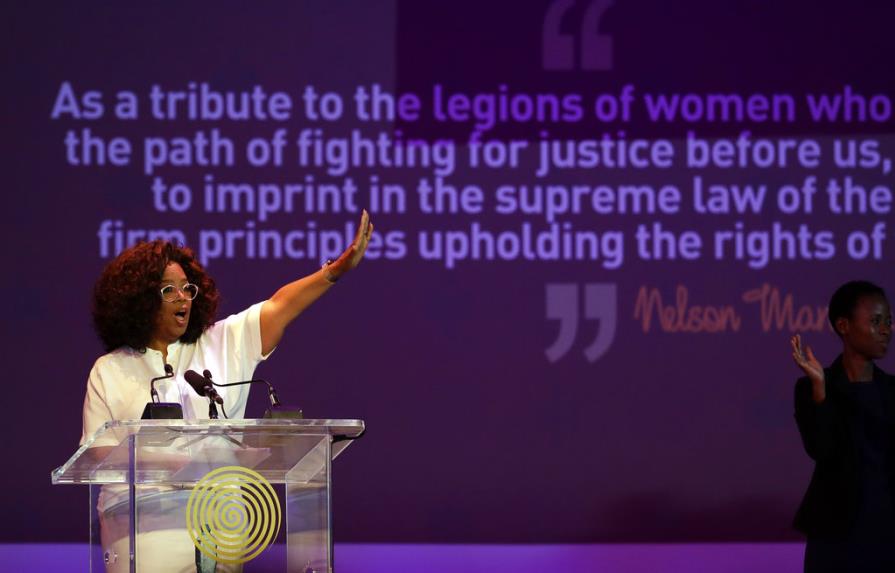 Oprah rinde homenaje a Mandela en Sudáfrica