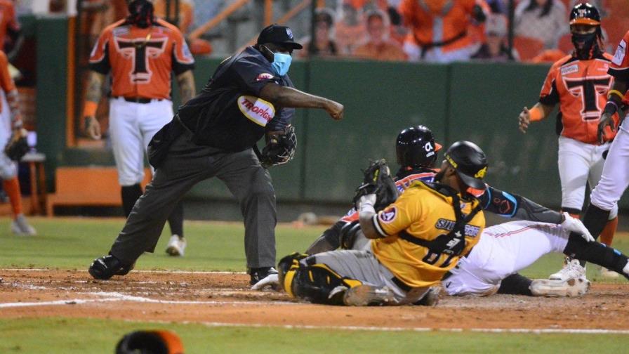 Los Toros capitalizaron desastroso pitcheo aguilucho para propinarle una paliza