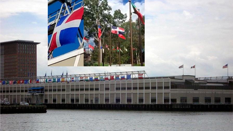 Bandera dominicana se exhibe sin escudo en el Centro Mundial de Comercio en Boston Bandera dominicana se exhibe sin escudo en el Centro Mundial de Comercio en Boston