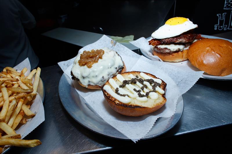 Otra de las hamburguesas que ofrece el restaurante “Black Iron Burger” en el Midtown Manhattan en Nueva York.