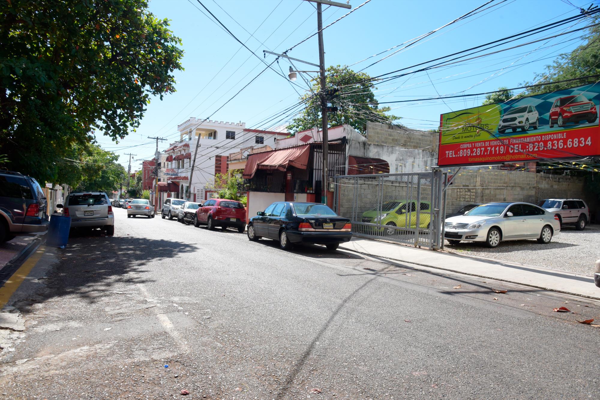 Algunas viviendas han sido derribadas y en su lugar se instalaron negocios. (José Justo Féliz)