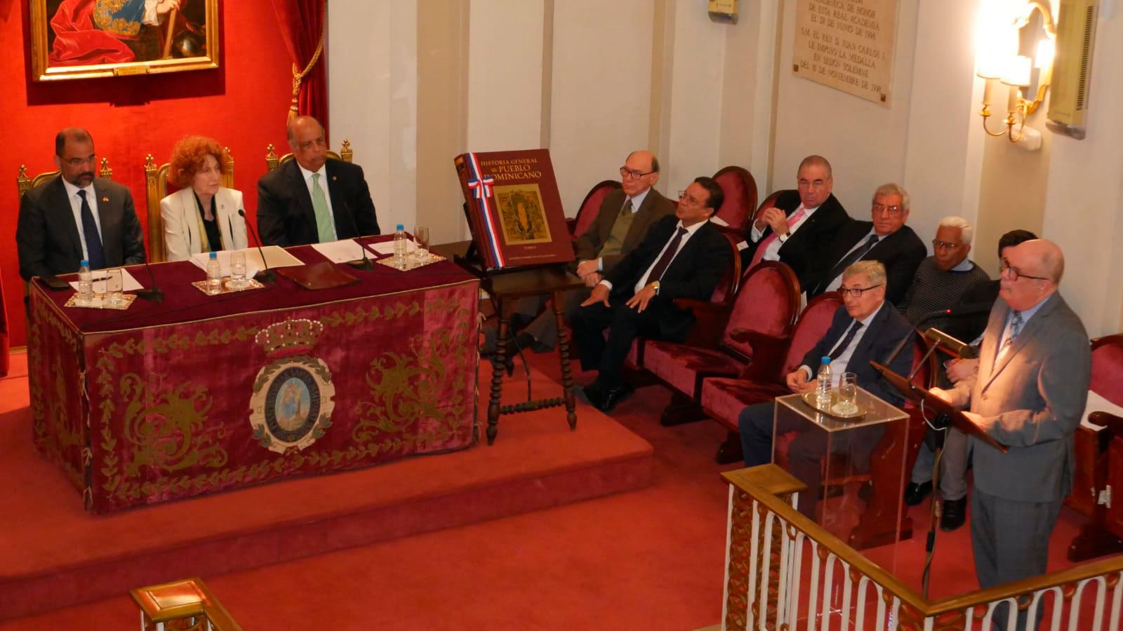 La delegación de historiadores dominicanos al ser recibidos en la Real Academia de la Historia en España. 