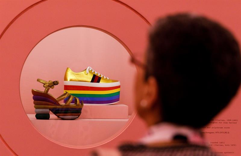 Varios diseños y objetos son expuestos durante la “Met Gala”, cuya temática de este año gira en torno a “Notes on Camp”.