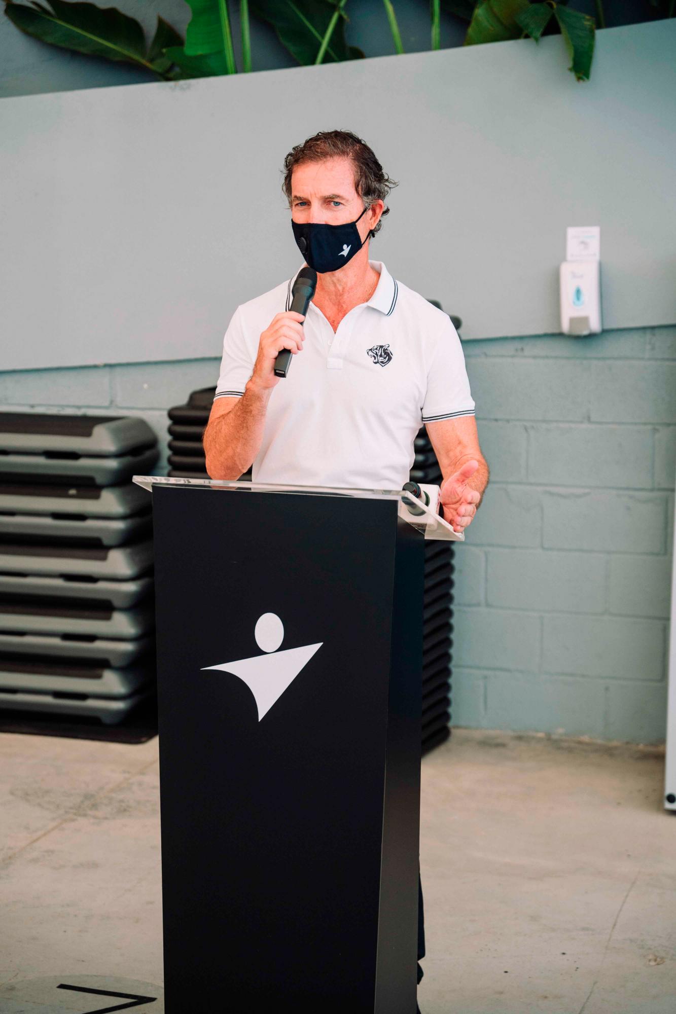 Anthony Bernal, propietario de Club Body Shop, durante la inauguración.