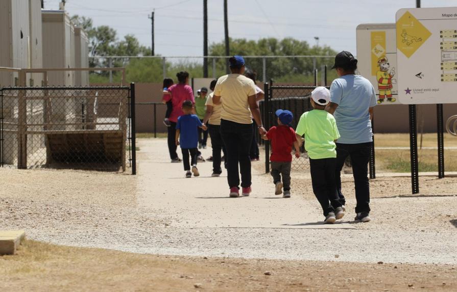 EEUU podría separar familias migrantes tras orden de jueza de liberar menores