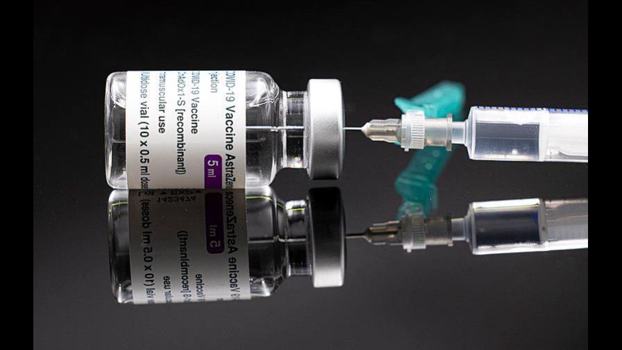 Estudio liga trombosis en mujeres de más de 60 con la vacuna de AstraZeneca