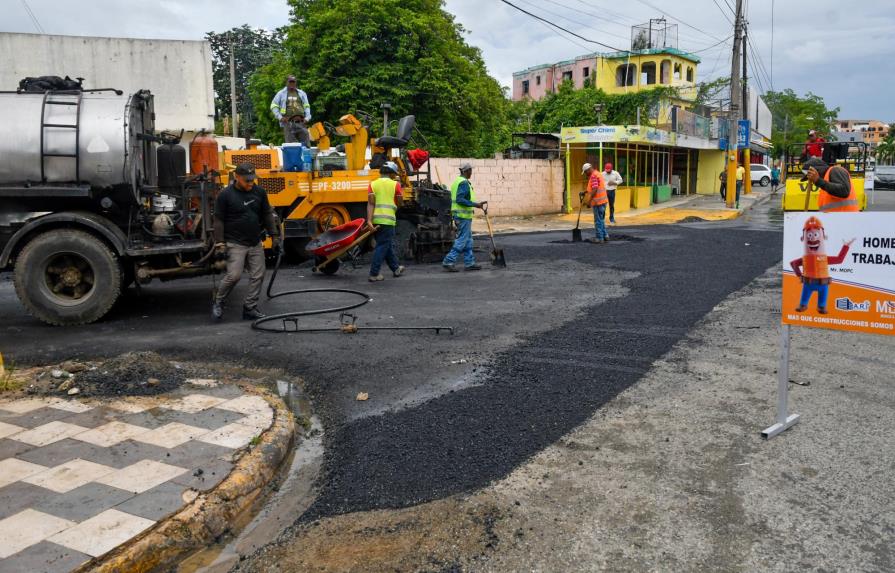 Obras Públicas asfalta calle Club Rotario en Santo Domingo Este