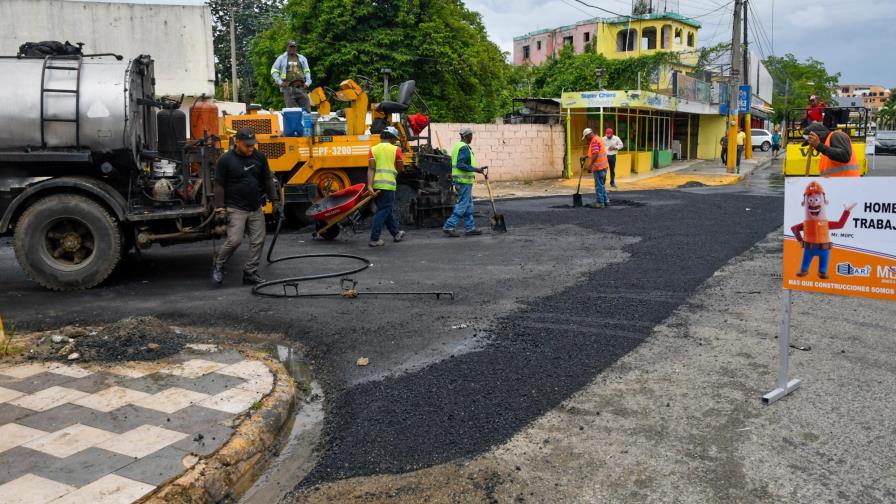 Obras Públicas asfalta calle Club Rotario en Santo Domingo Este Obras Públicas asfalta calle Club Rotario en Santo Domingo Este
