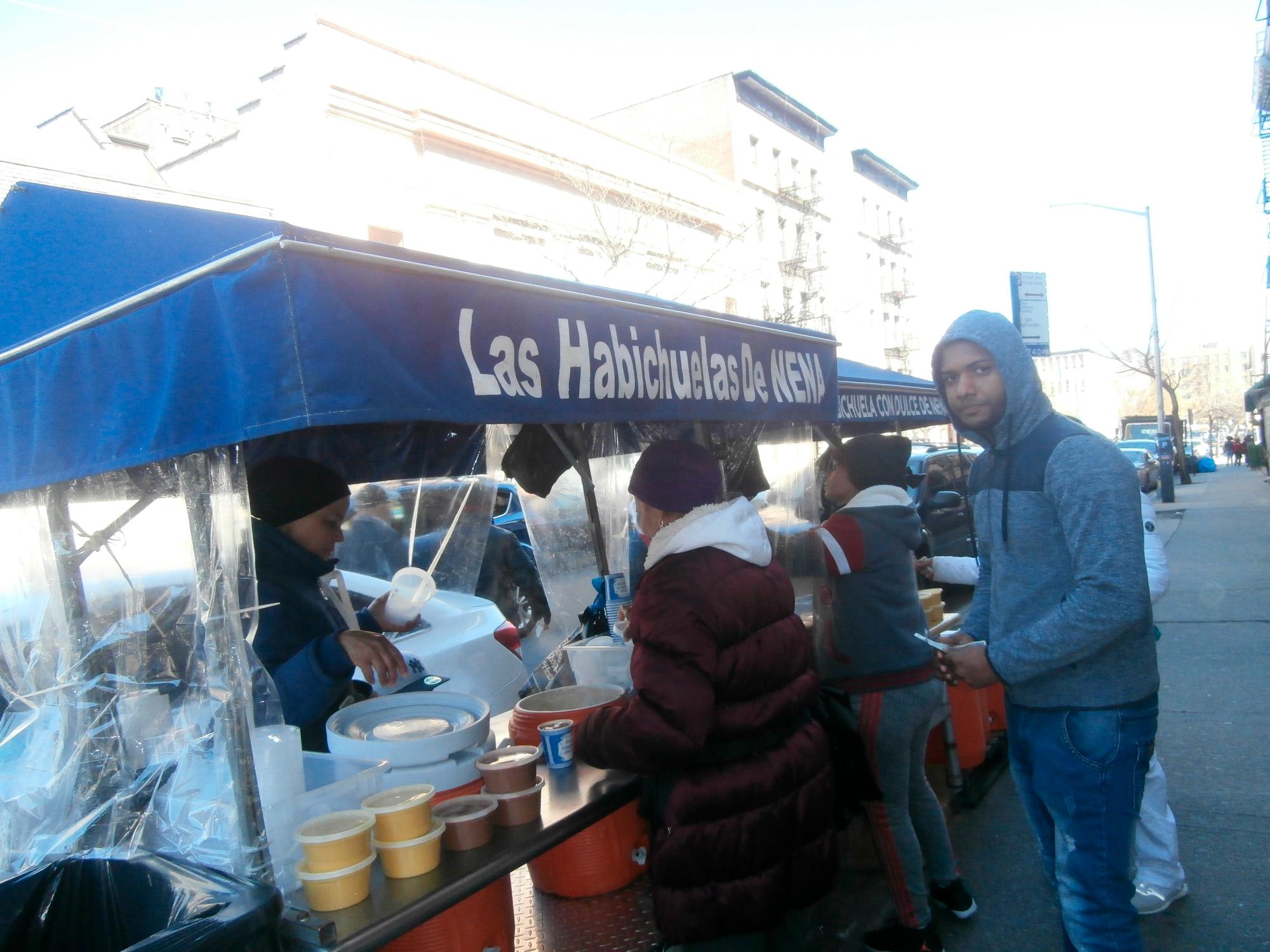 Puesto de venta de habichuelas y dulces de Nena.