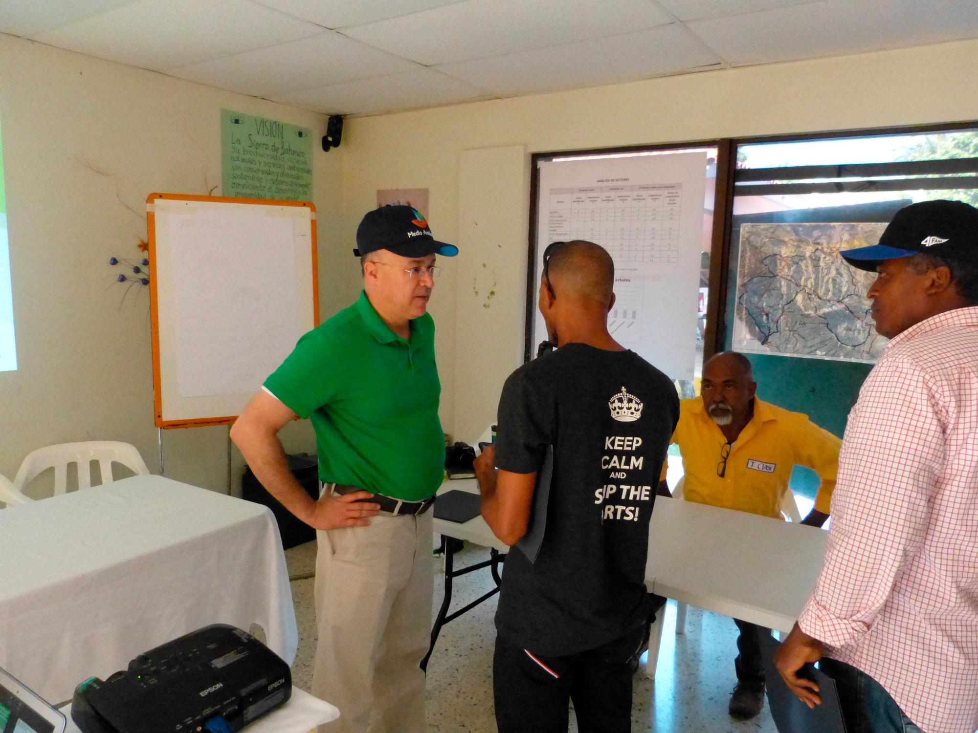 El ministro Francisco Domínguez Brito escucha a uno de los participantes durante uno de los talleres en Pedernales el 12 de octubre de 2017.