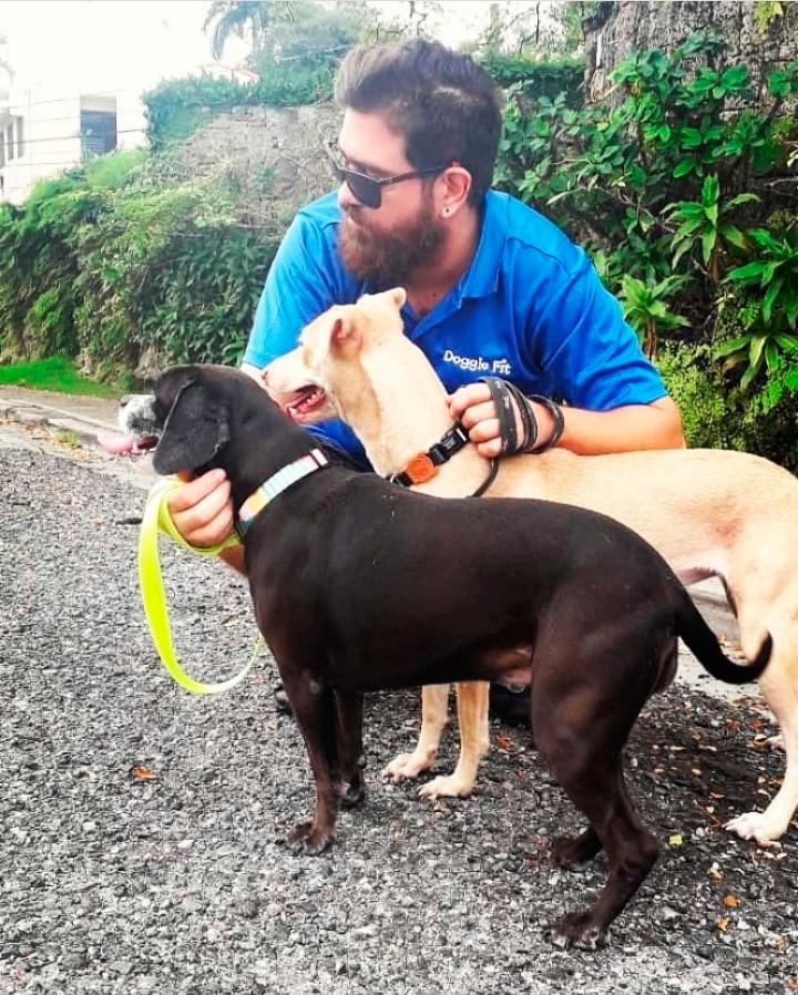 Jean Ricart y algunos de sus perros.