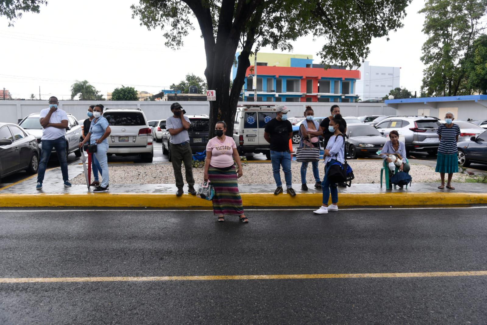 Personas a la espera de información sobre sus parientes