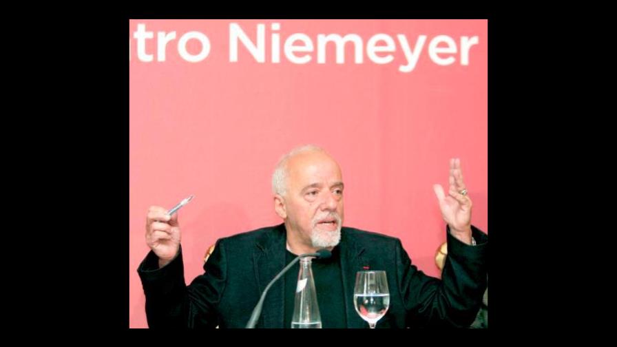 Paolo Coelho  pide perdón a los franceses por la “histeria” de Bolsonaro