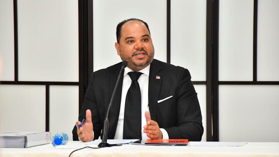 Ulloa usa su no afiliación partidaria para promoverse para Defensor del Pueblo