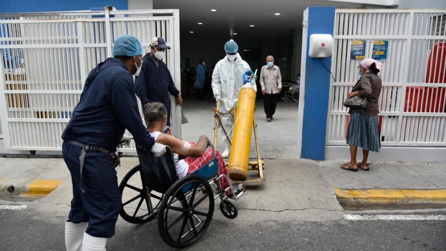 Anciano de 73 años en estado crítico por COVID-19 espera conseguir una cama donde pueda ser atendido