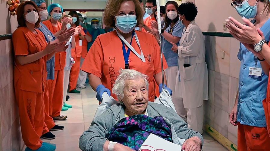 Una paciente de 104 años sale de un hospital tras superar el COVID-19 Una paciente de 104 años sale de un hospital tras superar el COVID-19