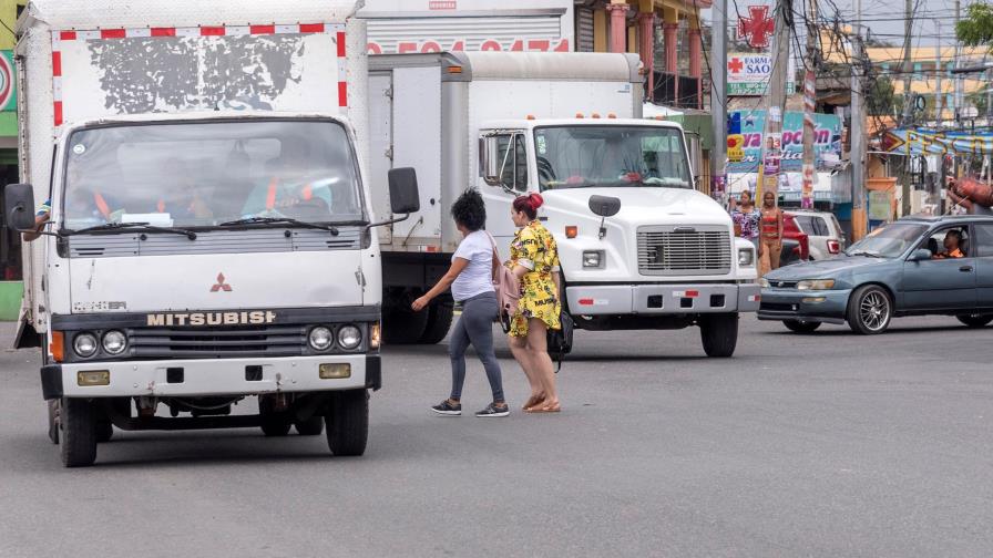 Pacientes arriesgan la vida al cruzar avenida Pacientes arriesgan la vida al cruzar avenida