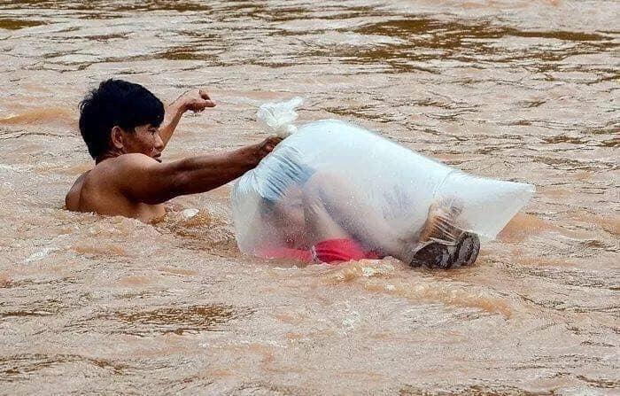 VÍDEO: Padres cruzan a niños en bolsas de plástico para llegar a escuela en Vietnam