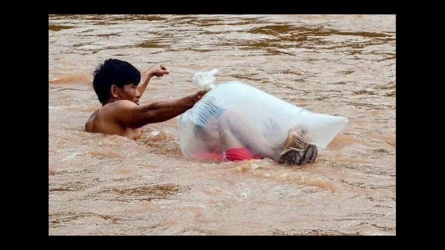 VÍDEO: Padres cruzan a niños en bolsas de plástico para llegar a escuela en Vietnam VÍDEO: Padres cruzan a niños en bolsas de plástico para llegar a escuela en Vietnam