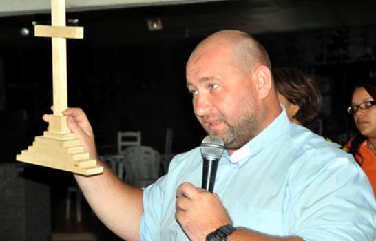 El padre Wokcietch Waldemar Gil (Alberto Gil), se le atribuye abuso sexual contra menores de edad en la comunidad de Juncalito, provincia Santiago.