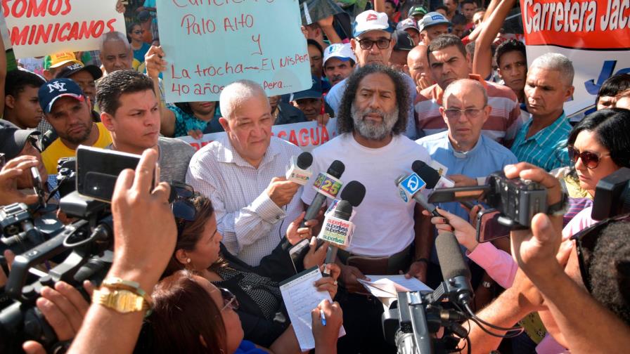 Realizan caminata en demanda de que terminen reconstrucción de vía