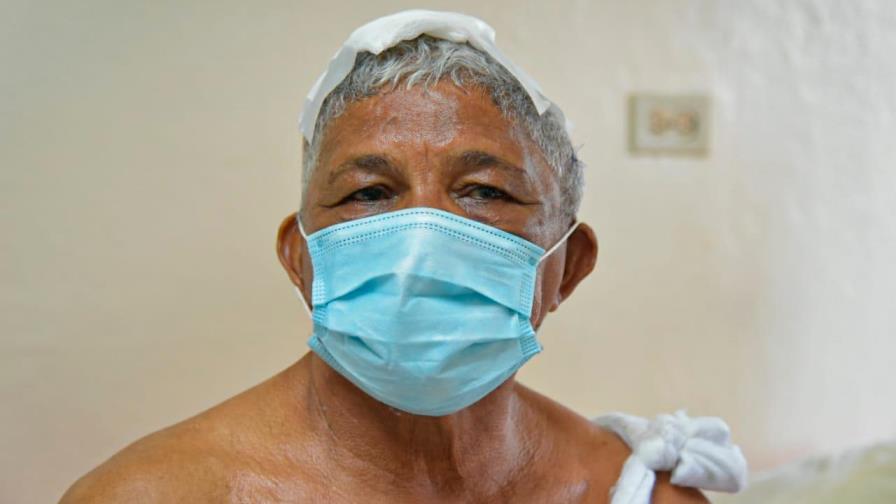 Don Eremio Pérez ya no podrá trabajar como maletero por su mano amputada 