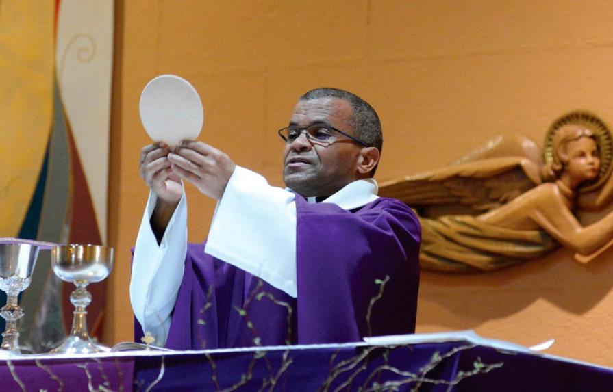 Sacerdote dominicano en El Bronx resalta gestión de Abinader y se pronuncia en contra de las tres causales