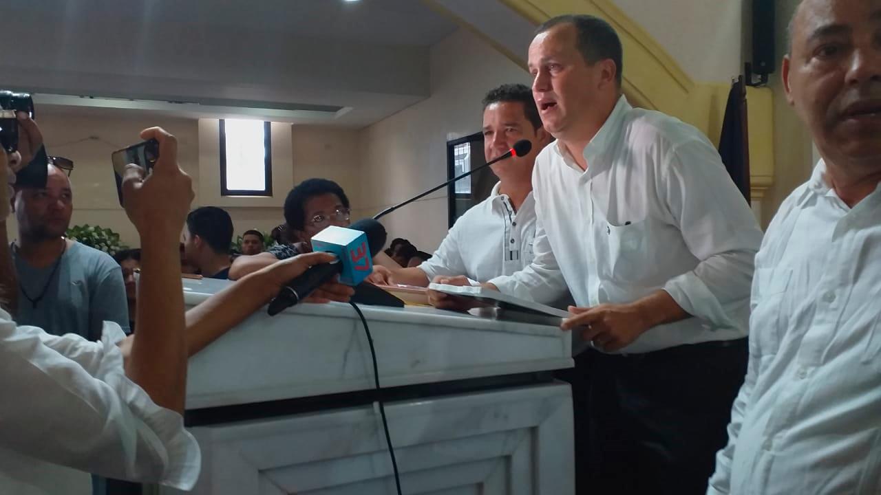 Padres de  las víctimas toman la palabra durante el velatorio de cuatro de los cinco jóvenes muertos en el accidente ocurrido la madrugada del pasado domingo.