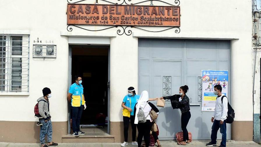 Abandonan a cientos de centroamericanos deportados de Estados Unidos