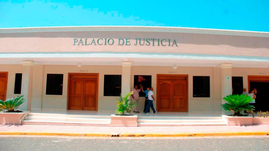 Padre de adolescente acusada de autosecuestro rechaza acusación contra su hija
