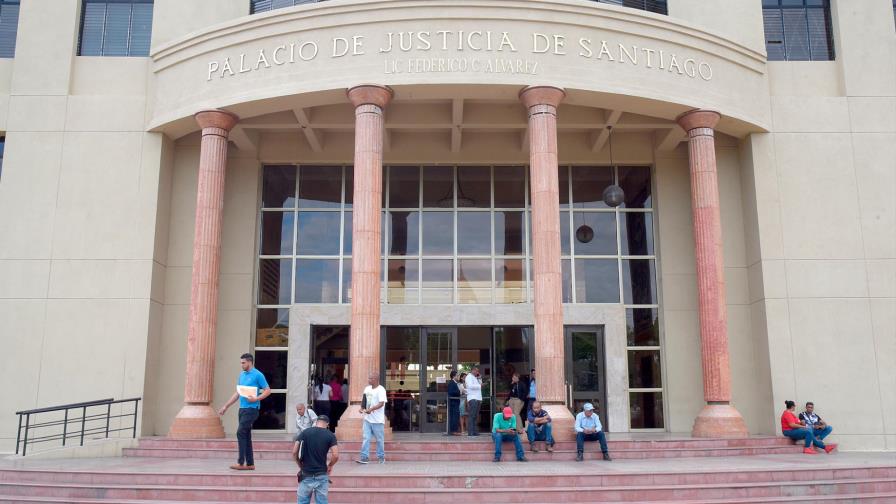 Imponen tres meses de prisión a ginecólogo acusado de violar paciente en Santiago Imponen tres meses de prisión a ginecólogo acusado de violar paciente en Santiago