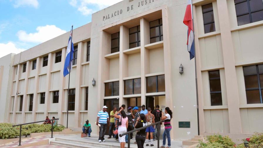 Imponen tres meses de prisión a profesor acusado de seducir a una menor de 17 años