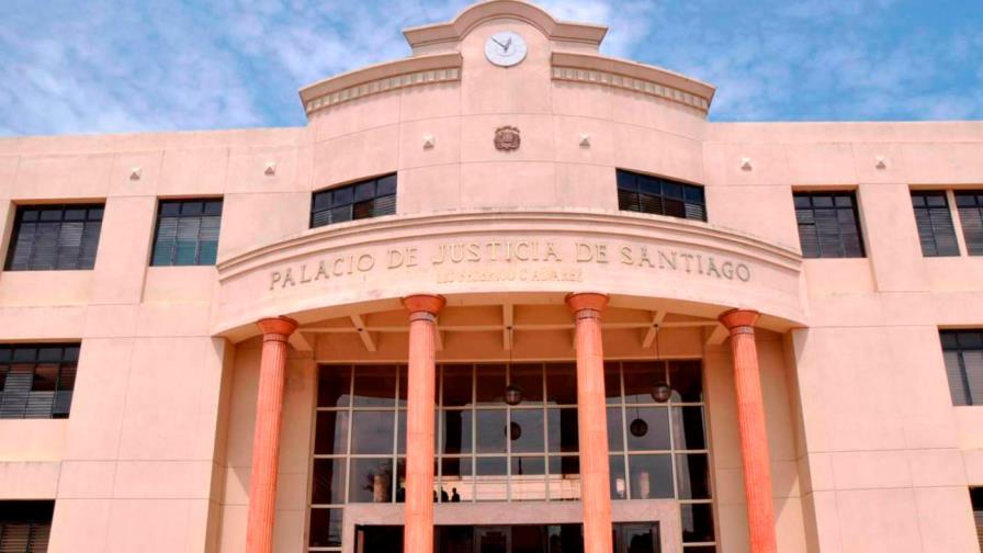 Condenan a 20 años a hombre violaba hija de 8 años en Santiago