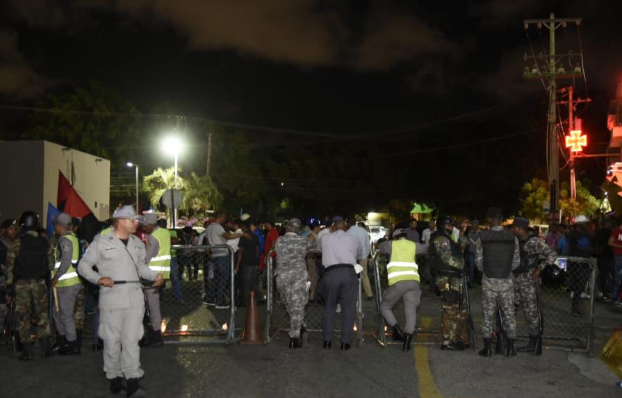 Policías rodean Palacio de Justicia previo a coerción a personas lanzaron heces 