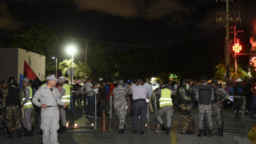 Policías rodean Palacio de Justicia previo a coerción a personas lanzaron heces Policías rodean Palacio de Justicia previo a coerción a personas lanzaron heces