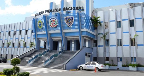 Capitán de la Policía mata uno y hiere a tres en Los Mina