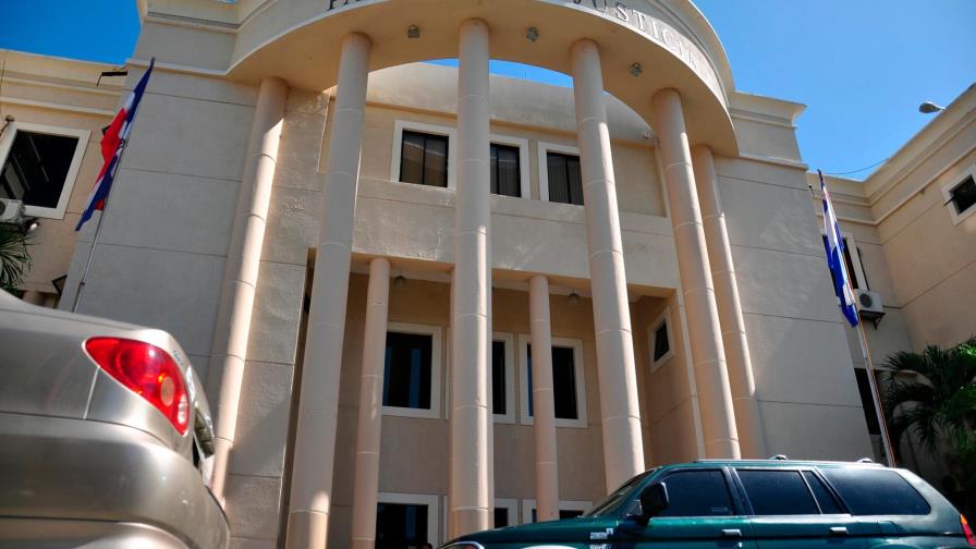 En Fiscalía de La Vega banda robaba armas que formaban parte de las evidencias