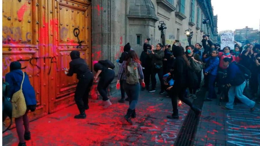 Mujeres pintan fachada y puerta de Palacio Nacional de México Mujeres pintan fachada y puerta de Palacio Nacional de México