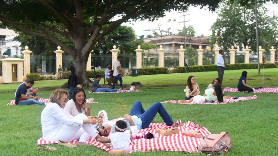 Familias comparten felices picnic en el Palacio Nacional Familias comparten felices picnic en el Palacio Nacional
