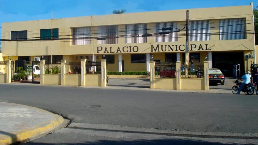 Autoridades de Nagua prohíben abrir negocios los domingos para frenar COVID-19