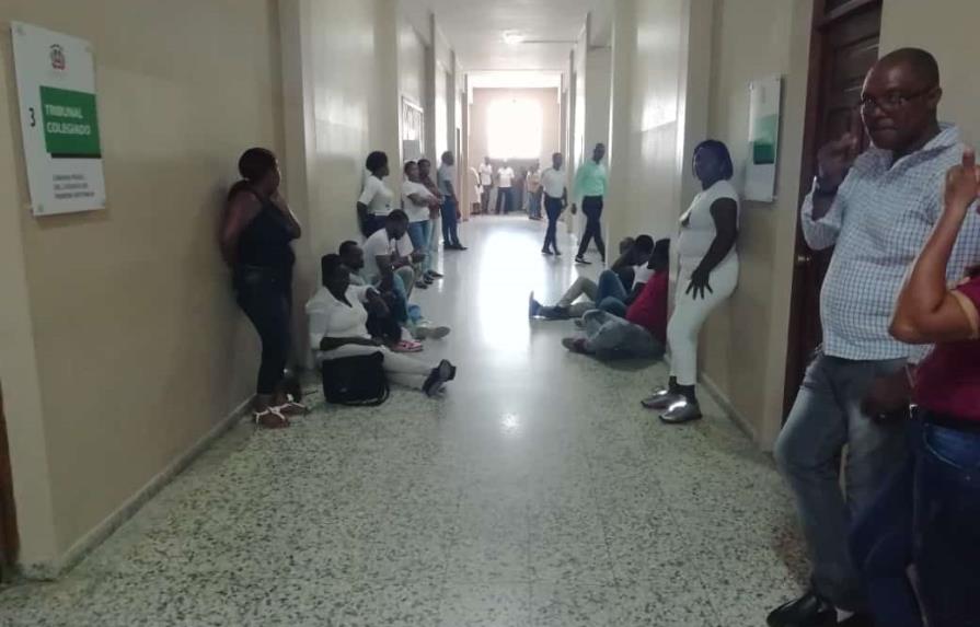 Visitantes del Palacio de Justicia de San Pedro de Macorís se sientan en el suelo 