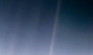 NASA relanza foto surreal de la tierra a 4 billones de millas de distancia